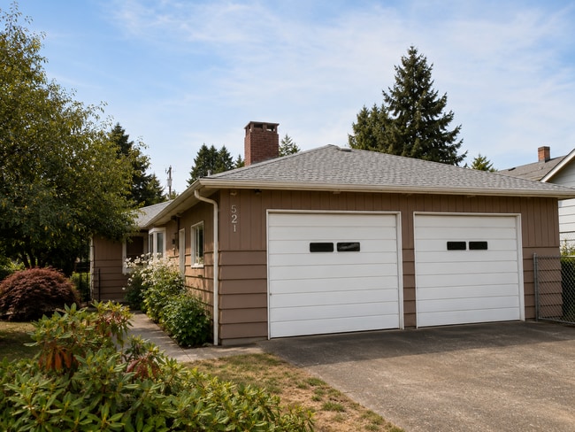 Photo - 521 Clark St SW