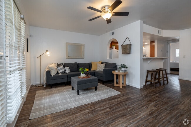 1BR, 1BA - 619SF - Living Room