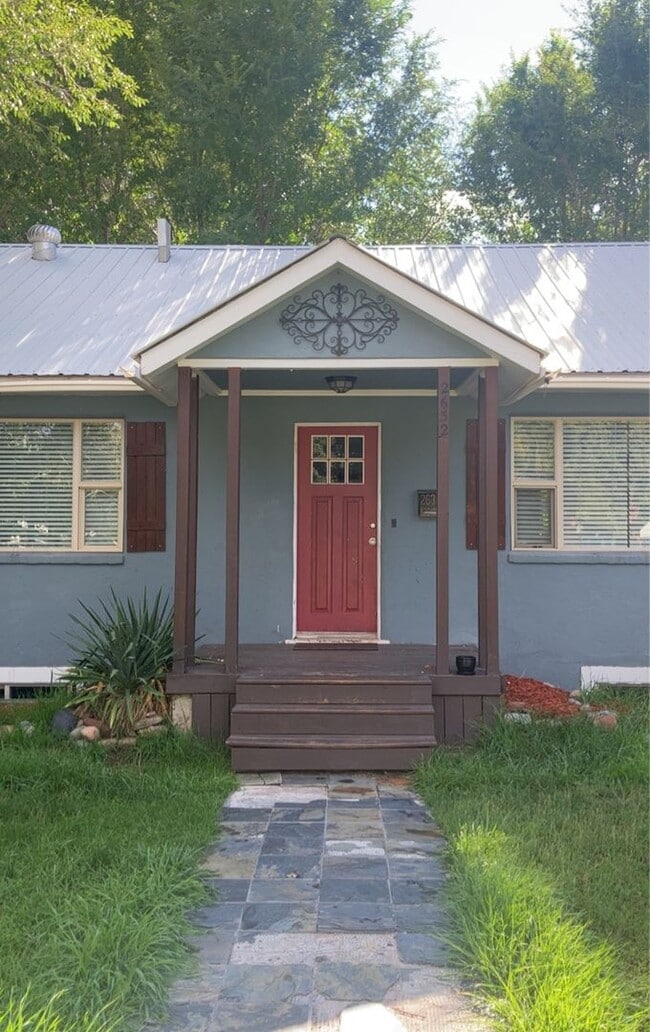 Building Photo - Charming 4-Bedroom Home in Prime Location ...