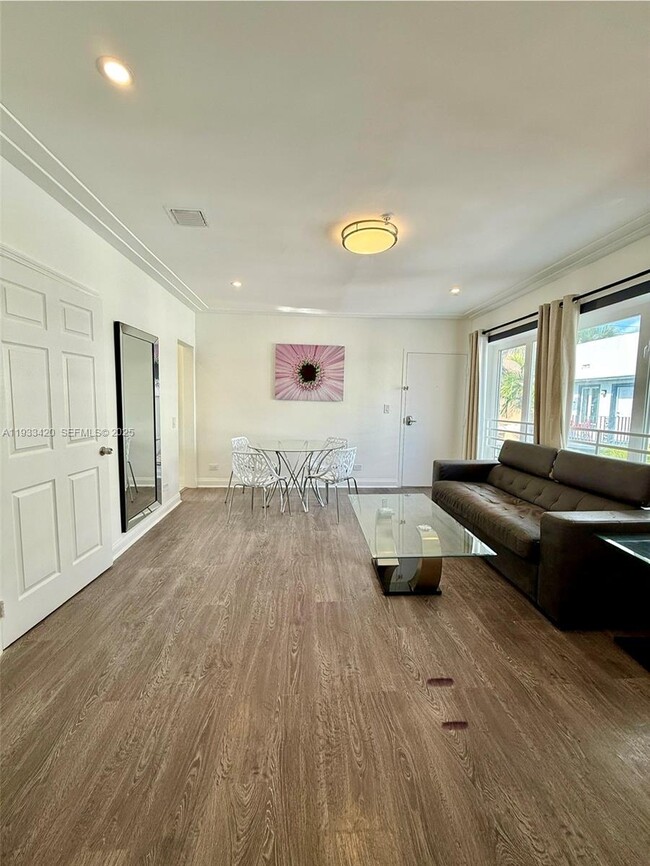 Building Photo - 1538 Jefferson Ave Unit 6