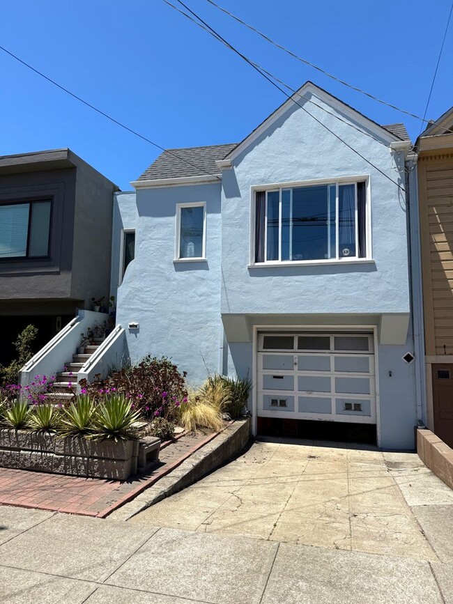Building Photo - UPDATED BRIGHT 1500/ft 3BR/2BR+Bonus+1GR H... Rental