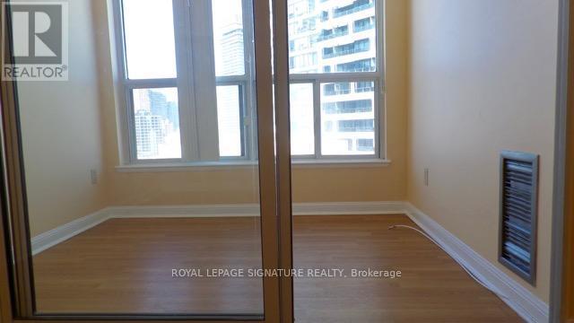 Photo - 24 Wellesley St W Unité 2206