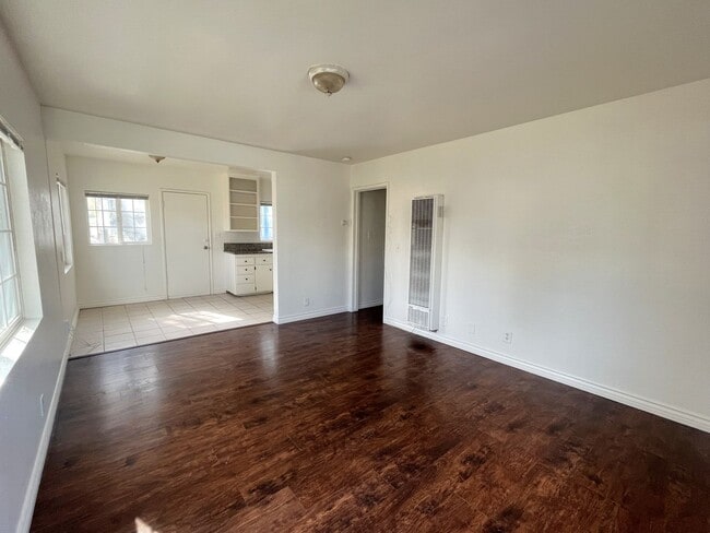 Photo - Locust St. Unidad 3855