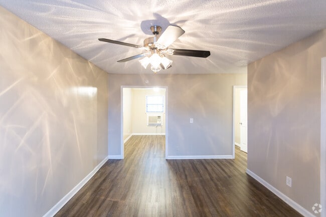 2BR, 1BA - 750 SF