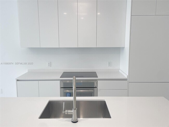 Photo - 700 NE 24th St Unidad 4604