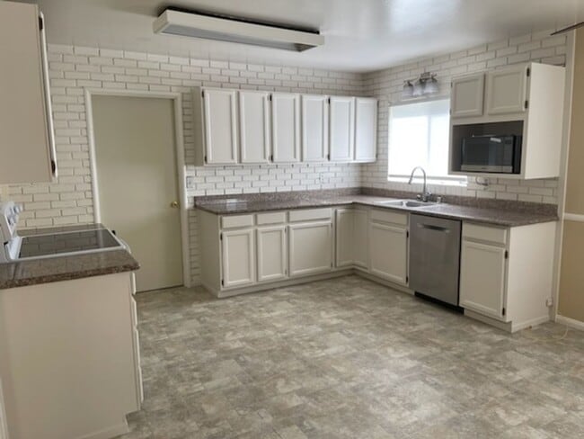 Photo - Lovely 3 Bedroom with spacious yard. Great location!