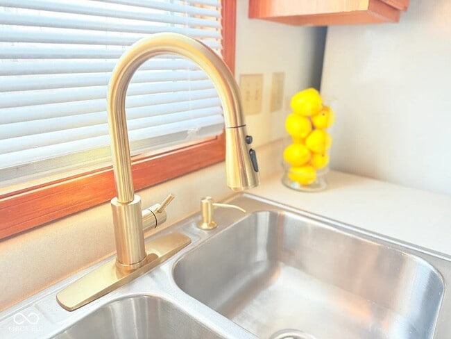 Photo - 731 W Gaston Dr