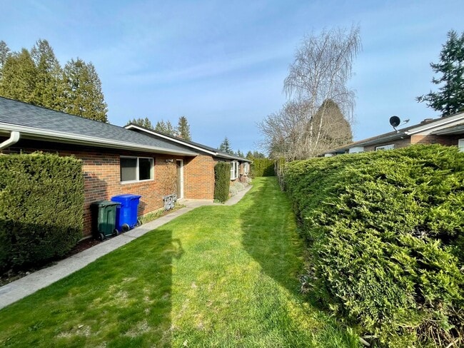 Building Photo - Gresham Duplex with Private Yard and a Single Car Garage! Gresham Station! Unit 882
