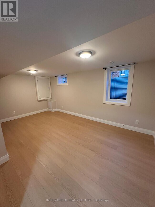 Photo - 8326 Kipling Ave