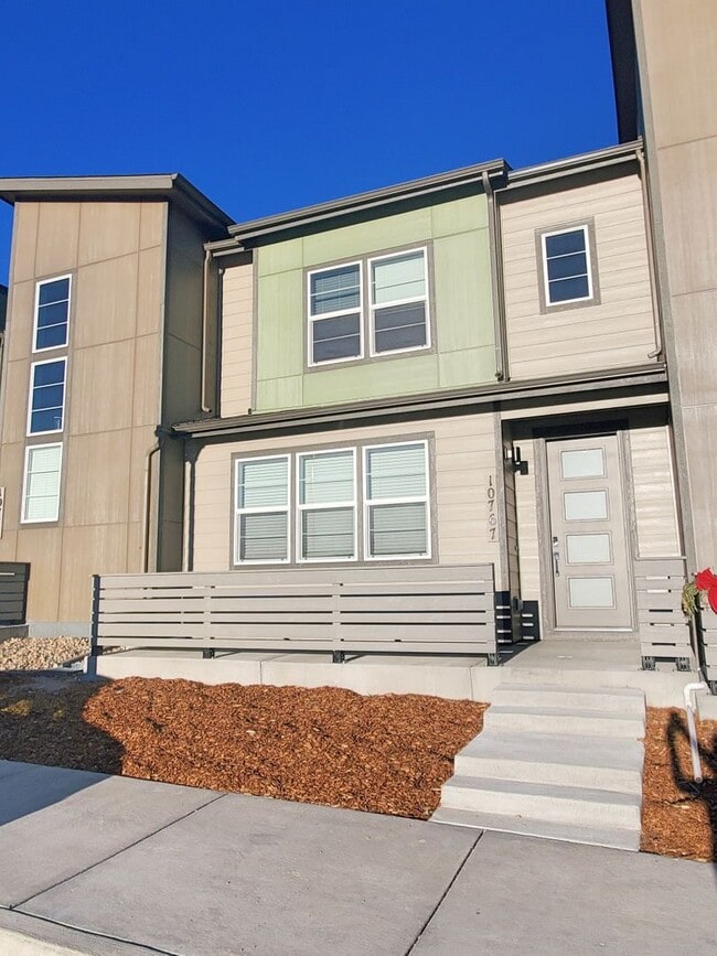 Building Photo - Newer Townhouse in Ideal North Gate Location!