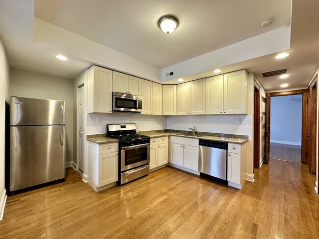 Building Photo - 3050 N Milwaukee Ave Unit 3C