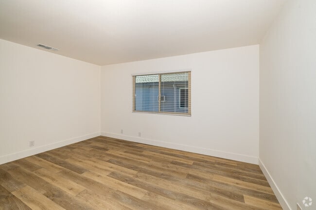1BR, 1BA - 568SF - Living Room