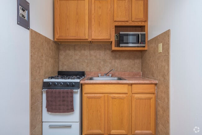 1BR, 1BA - 700SF - Kitchen