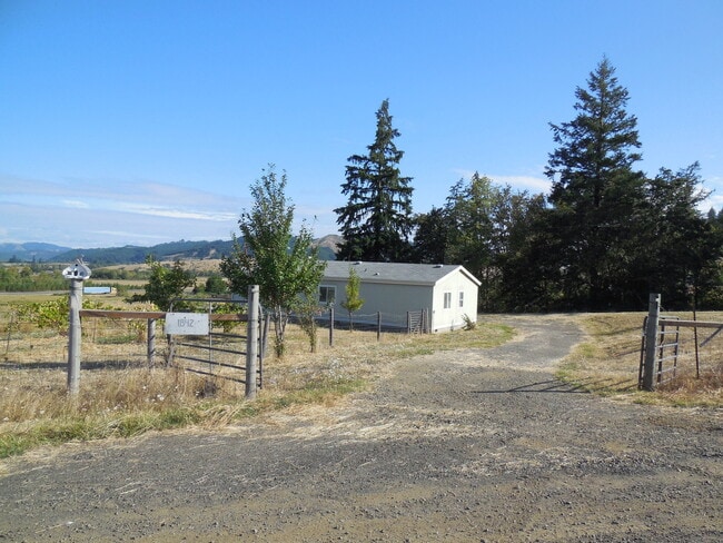 Building Photo - 3 Bedroom Home in Country Setting