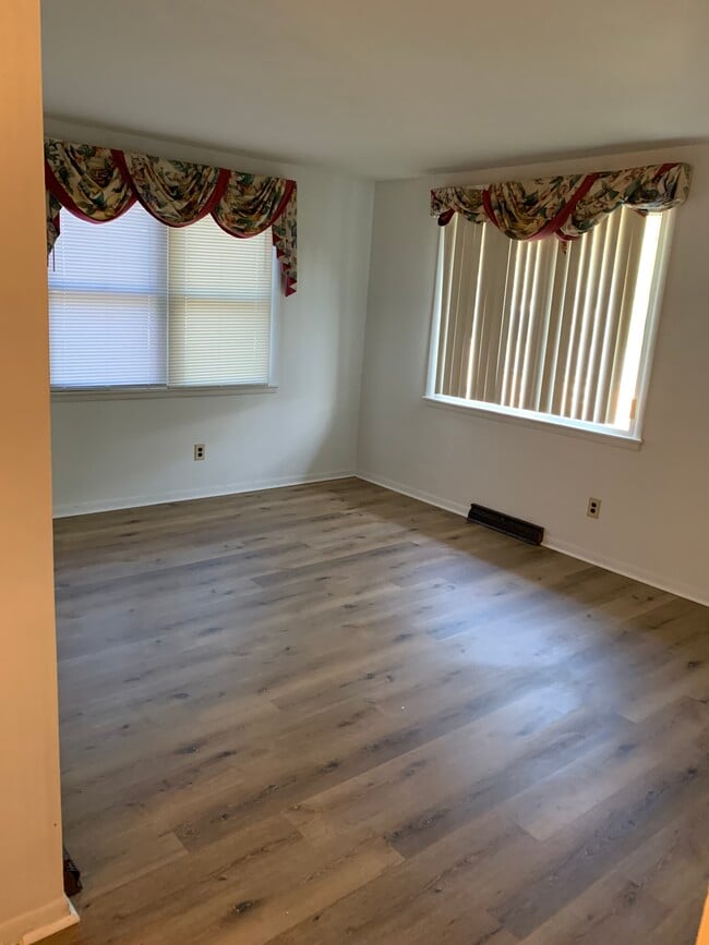 Living room - 2704 Drewry Ln