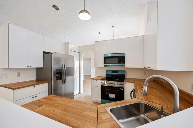 Photo - 320 Wisteria Ave NW