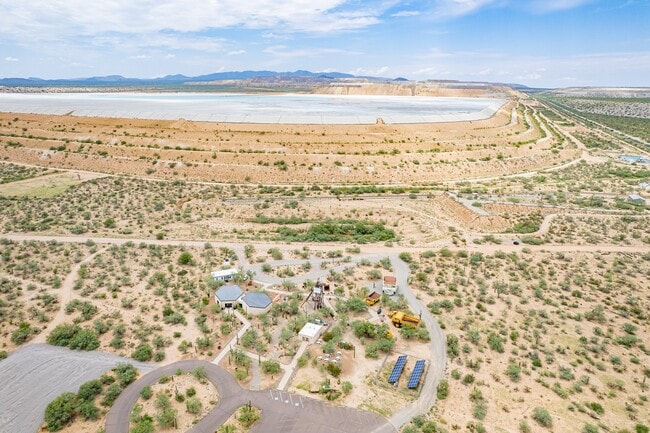 1524 N Paseo La Tinaja