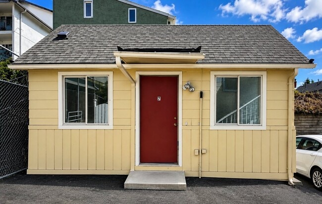 Building Photo - 4226 7th Ave NE Unit 7