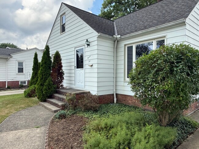 Building Photo - 1510 Crestwood Rd Rental