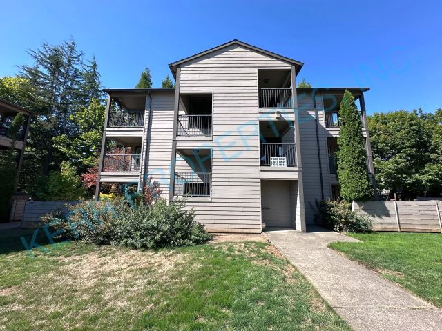 Building Photo - Charming 2-Bed Condo Retreat in Milwaukie ...