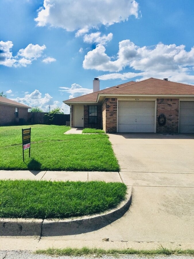 Coming Soon! 3 Bedroom, 2 Full Bath Duplex... - Coming Soon! 3 Bedroom, 2 Full Bath Duplex... House