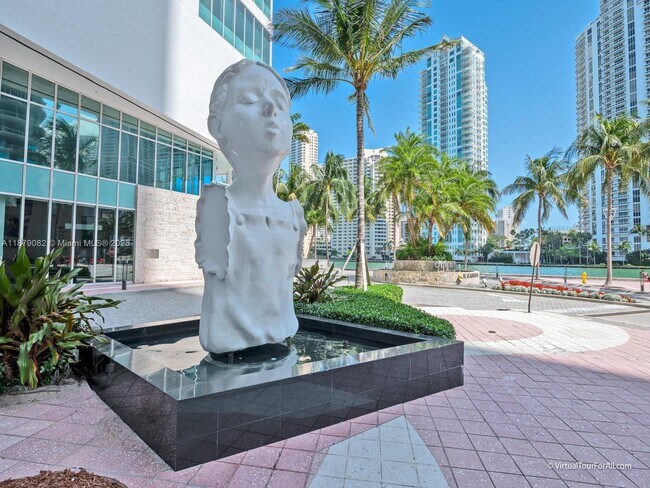 Building Photo - 325 S Biscayne Blvd Unit 2715 Rental