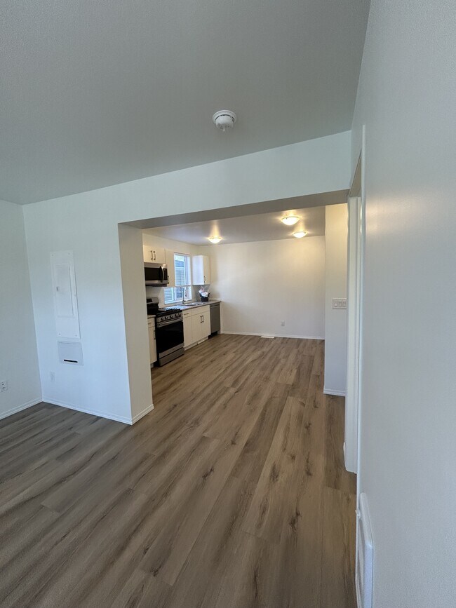 Building Photo - 11827-11847 47 St NW Unit 11827 - Main