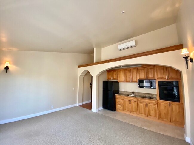 Living room / Kitchen - Del Rey Plaza