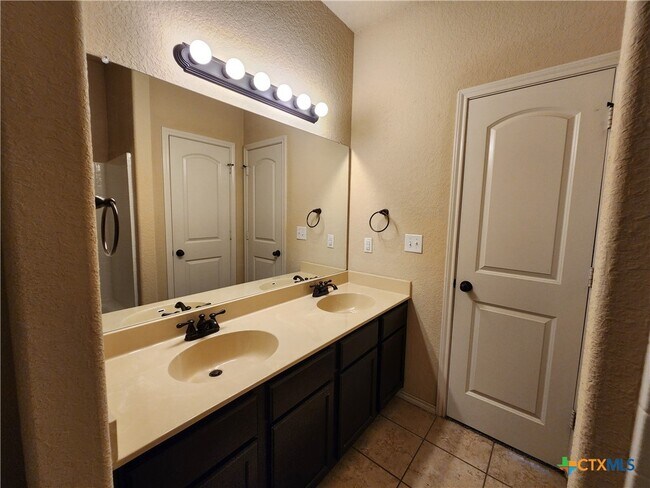 Photo - 712 Creekside Cir