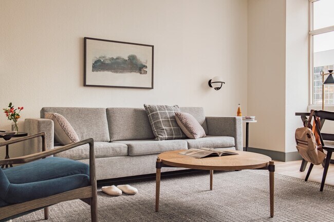 Photo - 161 Laurier Av W