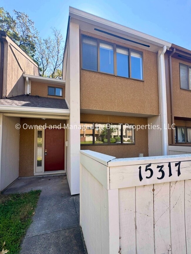 Building Photo - Beautifully updated huge townhouse in Wood...