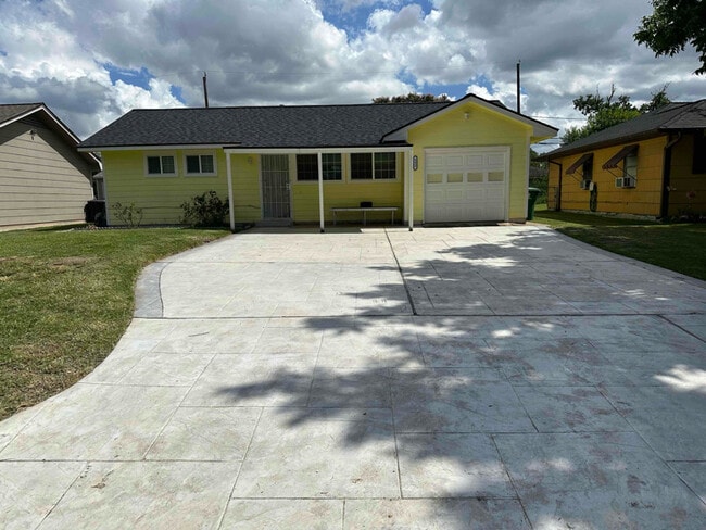 Building Photo - 6427 Feldspar St Rental