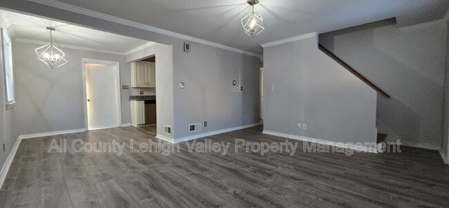 Photo - 1560 Riegel St