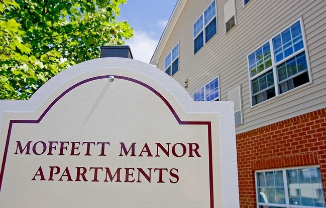 Front Sign - Moffett Manor