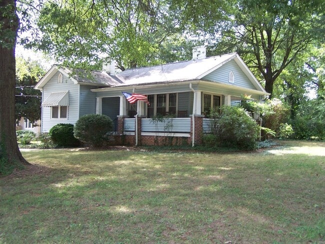Building Photo - 2BR/2BA home on Peace Haven Rd, Convenient...