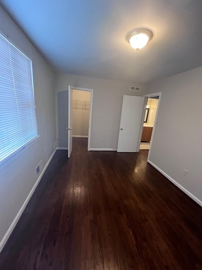 Photo - 1761 Addison Rd S