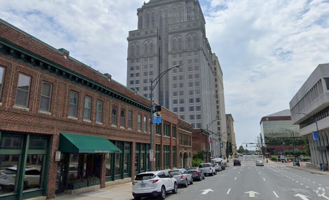 Building Photo - 220 W Market St Rental