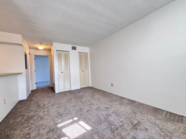 Building Photo - 1705 Heatheridge Rd Unit H305