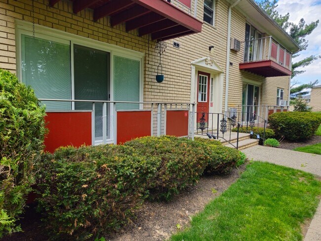 OUTSIDE ENTRANCE - 366 Hoover Ave Unit Whitestone Gardens
