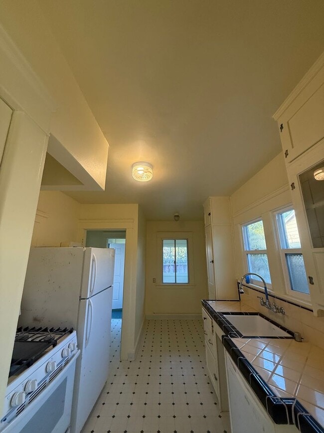 Photo - 1 bedroom cottage for rent (plus detached ...