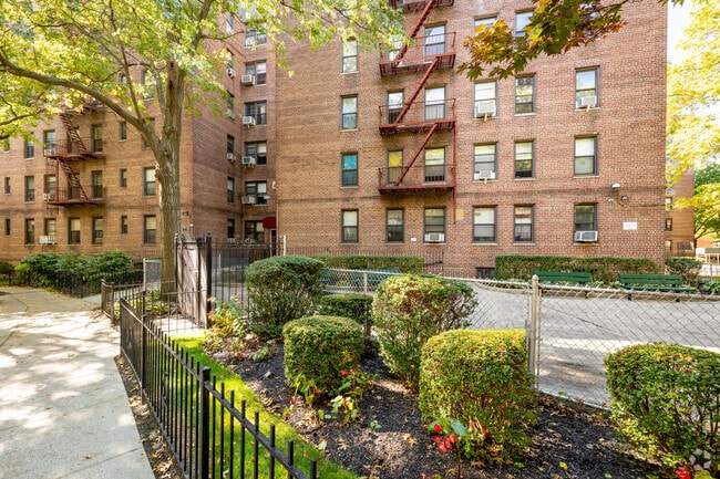 Photo - Briarwood Court