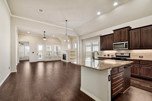 Photo - 112 Tulip Garden Trl