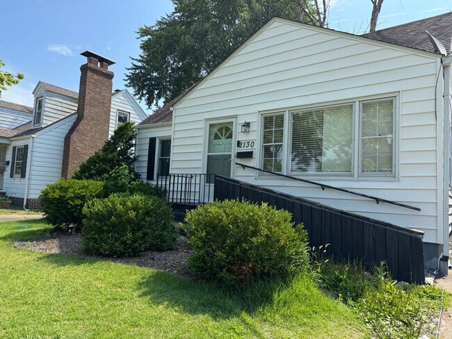 Building Photo - Adorable 3 Bedroom Home Near Lincoln Park!
