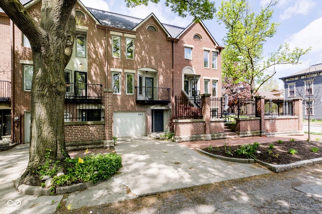 Photo - 592 E Vermont St