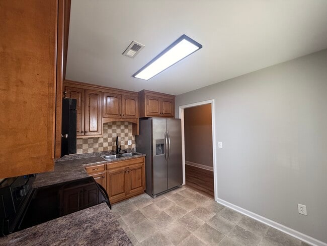 Photo - 452 Banyon Rd