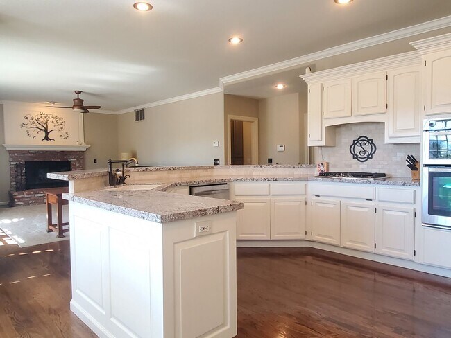 Photo - 1610 Chris Ln