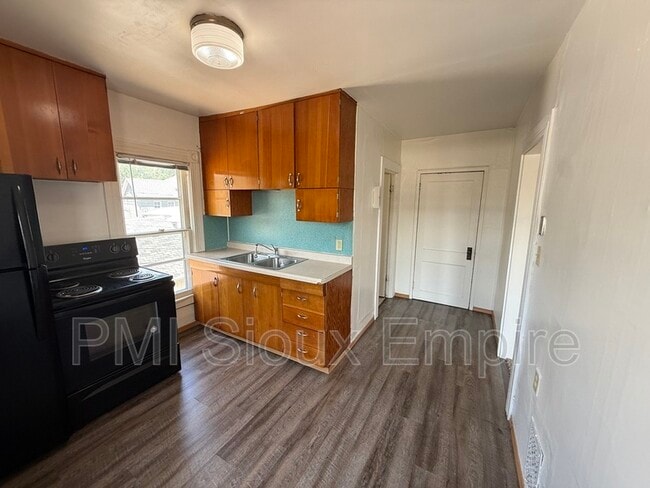 Building Photo - 734 W 10th St Unit 5