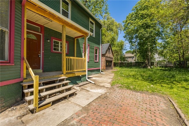 Photo - 268 Lyndhurst St