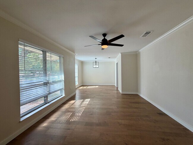 3401 Oakridge Ln