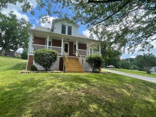 Beautiful Cape Cod nestled in the heart of Rockingham - 32 Weavers Rd House